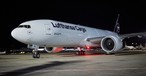 Lufthansa Cargos neue Boeing 777F mit dem Kennzeichen D-ALFK ...