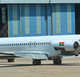 Maschine von Air Burkina im Jahr 2013: Damals waren noch McDonnell Douglas MD-87 im Einsatz, heute sind es Embraer 170.