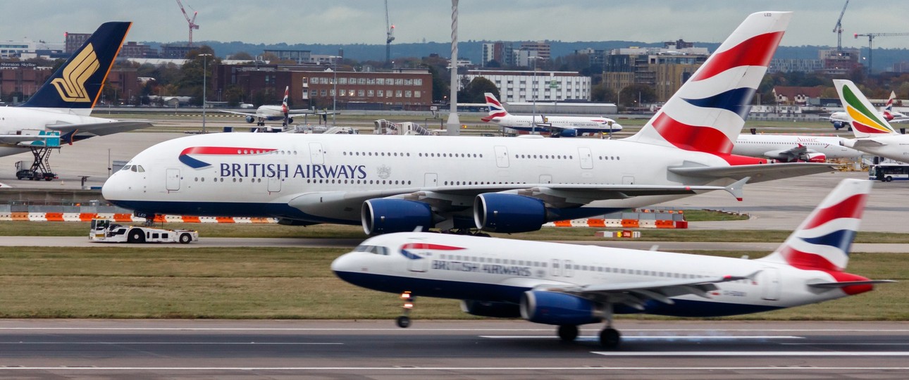 Zwei Airbus-Maschine von British Airways in London-Heathrow: Die Regierung hat sich für den Entwurf mit einer 3500 Meter langen Piste entschieden.  