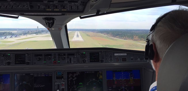 Cockpit der C-Series: Bombardier weiß, dass Neukunden aggressive Preise fordern.