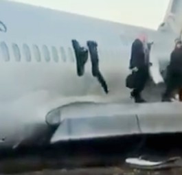 Passagiere verlassen die veruglückte MD-83: Keine Verletzten.