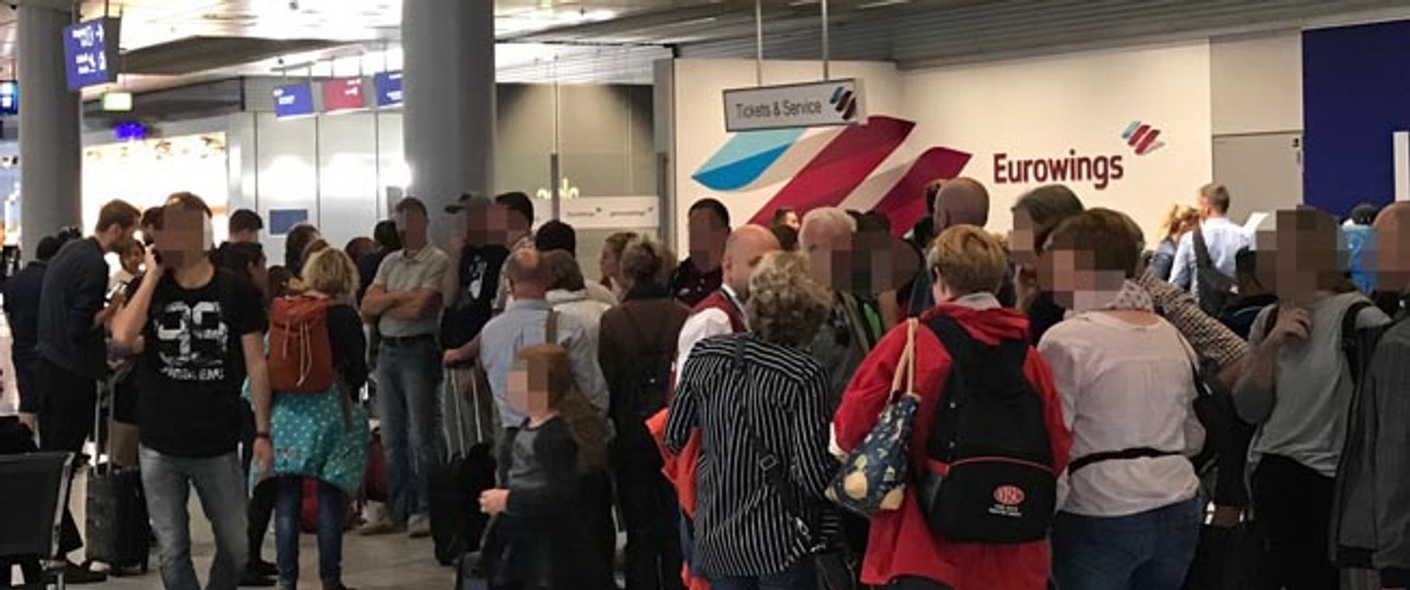Schlangen am Schalter: Passagiere informieren sich am Samstag über ihre Optionen.