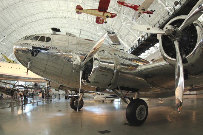 Hier zu sehen ist das Steven F. Udvar-Hazy Center, eine Außenstelle des Smithsonian National Air and Space Museum. Ausgestellt ist unter anderem eine Boeing 307 Stratoliner von Pan Am, ...