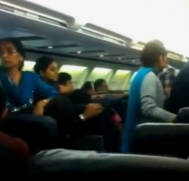Empörte Passagiere im Problem-Flieger.