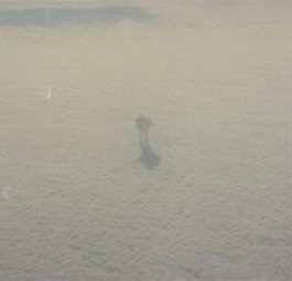 Foto des Easyjet-Passagiers: Was meinen Sie – wie ist dieser Wolkenmann entstanden?