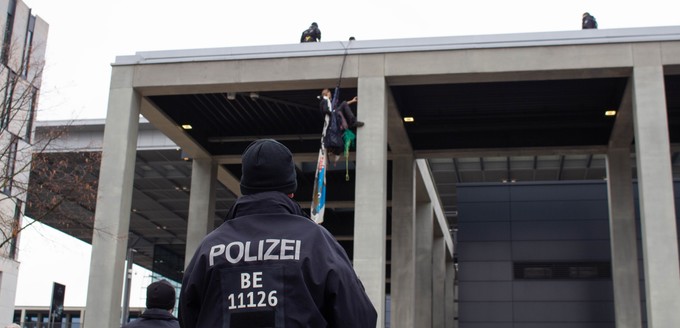 Demonstrant seilt sich vom Terminal 1 ab: Der erste Eröffnungstag war auch von mehreren Protesten geprägt. Während Taxifahrer in einer Sternfahrt gegen Regelungen von Fahrgastaufnahmen protestierten, machten Umweltschützer am und im Terminal auf sich aufmerksam.