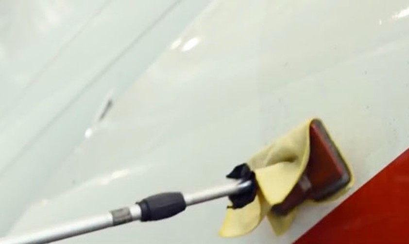 Wie man ein Flugzeug ohne Wasser wäscht