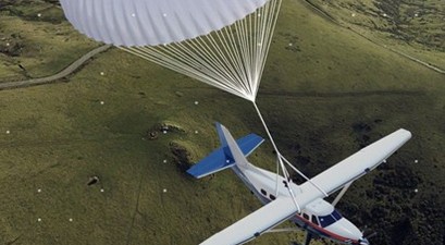 Darstellung des Rettungssystems: Mit Fallschirm zu Boden gleiten.