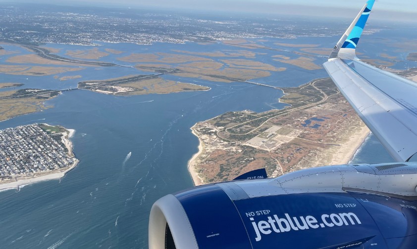 Blick aus dem Fenster eines Airbus A321 von Jetblue: Kommt die Airline zum Zug oder nicht?