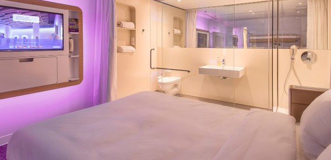 Angeschlossen ist ein Hotel mit 80 Zimmern.