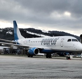 Embraer E170 von People's: Die Airline schickt ihren Flieger zur Wartung.