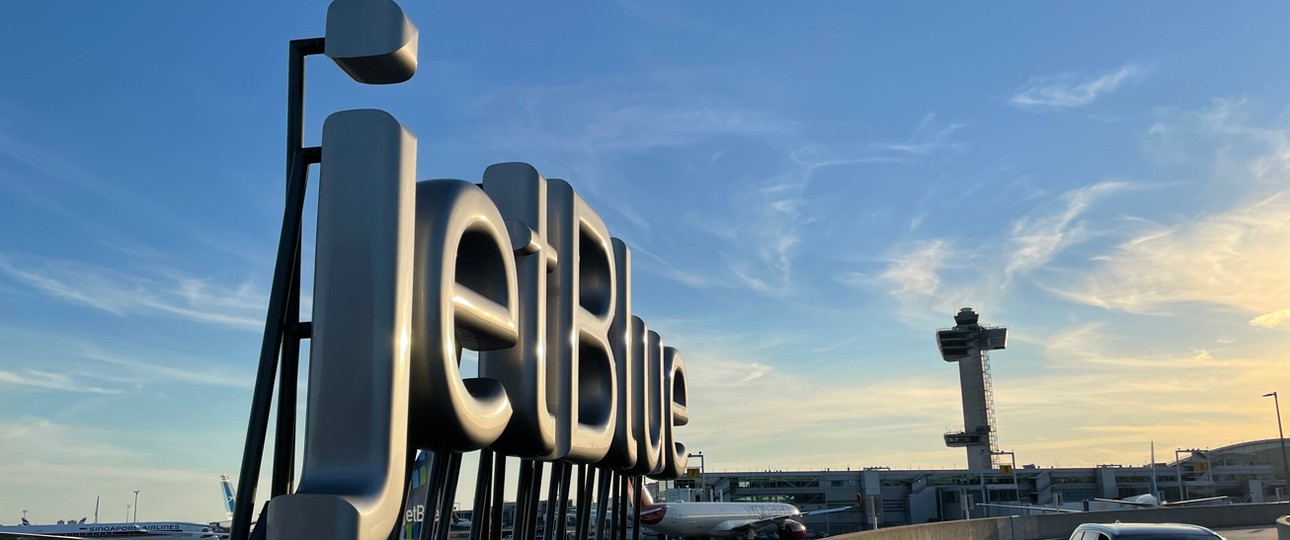 Leuchtschrift an Terminal 5 am Flughafen New York-JFK: Jetblue steht nach dem urteil unter Druck.