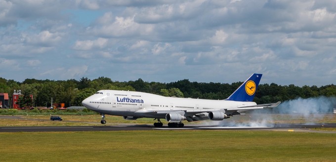 Boeing 747 der Lufthansa landet in Twente: Zum Übergang stellte die Airline mehrere Jumbos in den Niederlanden ab. Bevor es weiter zur Verschrottung ging, gab es Probleme. Eigentlich hätten die Großraumflieger nicht wieder von dem Flugplatz abheben dürfen. Durch eine Sondergenehmigung sind die Starts nun aber möglich.