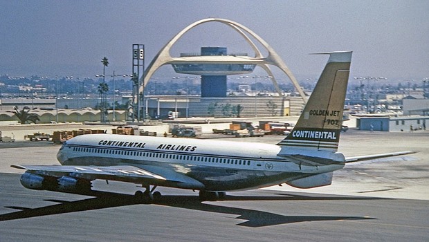 Doch Firmenchef Six will mehr und kauft deshalb große Boeing 707. Er überzieht in den Sechzigerjahren das ganze Land mit seinem Routennetz. Continental wächst im Inland kräftig. (im Bild eine B707 1970 in Los Angeles).
