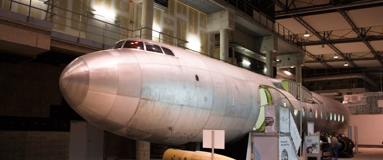 In einem Hangar am Flughafen Dresden steht das einzige Überbleibsel aus der Ära Baade 152. Der Rumpf mit der Nummer 11 hob nie ab und hat nie Flügel bekommen, wurde aber als einziges Bauteil vor der Verschrottung bewahrt.