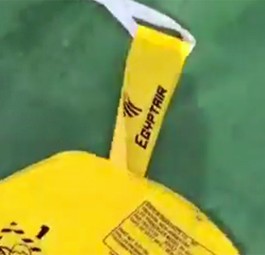Schwimmweste aus dem abgestürzten Jet: Ein U-Boot sucht nach der Blackbox.