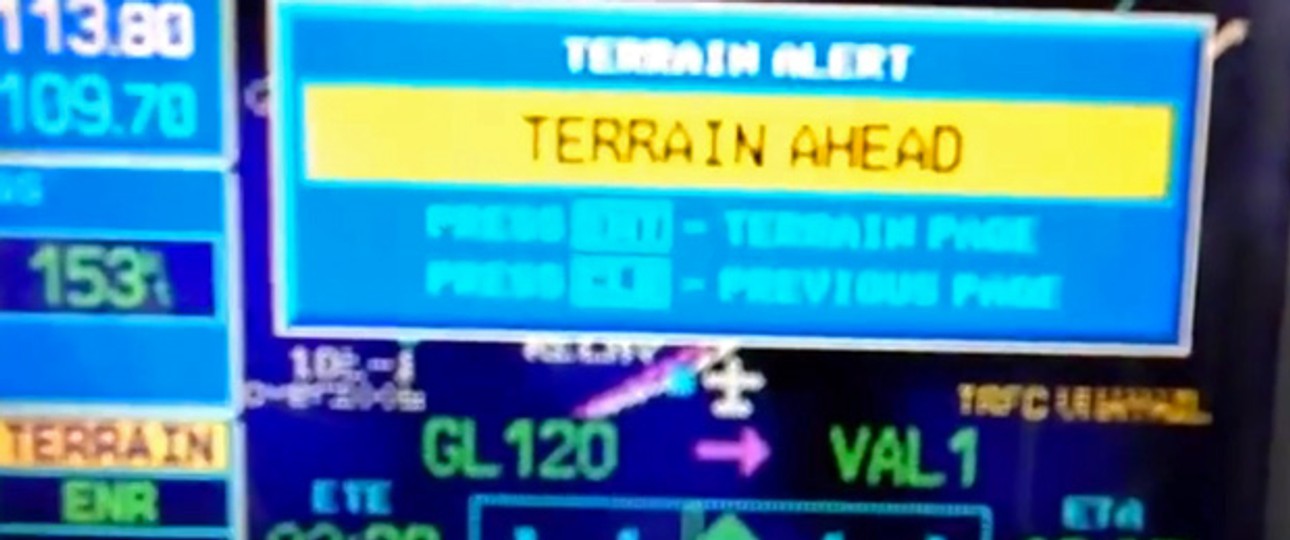 Terrain Alert: Bei der Landung muss der Flieger sehr nah am Felsen vorbei.