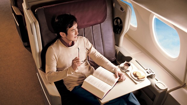 Singapore hat mehr als eine Konfiguration ihres A380. Auf bestimmten Strecken bietet die Airline ebenfalls ein komplettes Business-Class-Deck im oberen Stock an.