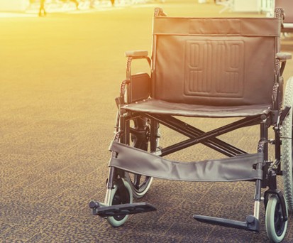 Rollstuhl am Flughafen: Airlines wissen nicht immer, wie sich mit ihnen umgehen sollen.