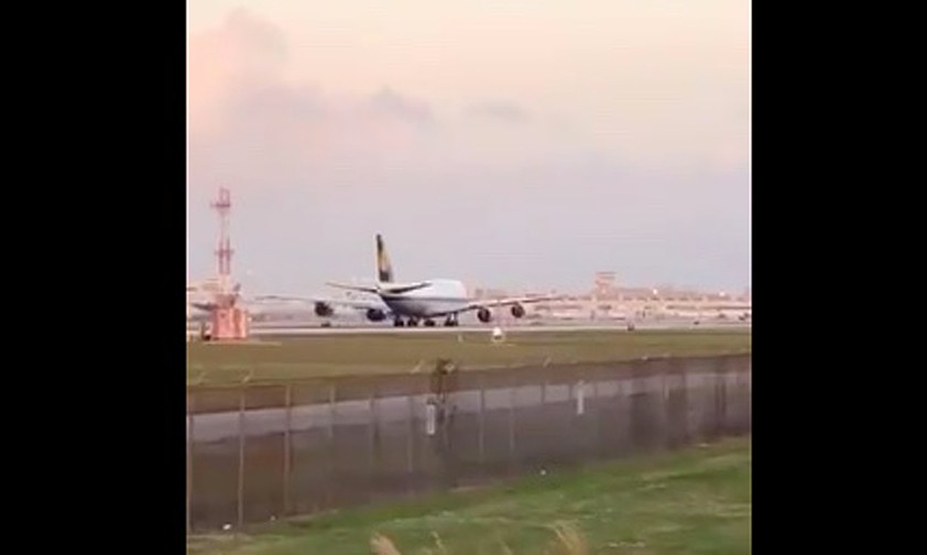 Die Boeing 747-8 von Lufthannsa beim Start: Die Perspektive der Kamera verzerrt die wirkliche Distanz.