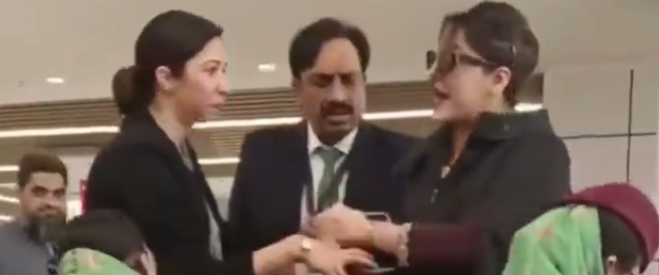 Der Streit der zwei Flugbegleiterinnen (eine stehend, eine sitzend): Beide wurden anschließend suspendiert.