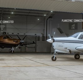 Zwei Flugzeuge die mit Garmins Plane Sync ausgestattet sind: <span data-offset-key="6jtie-0-0">Das neue Produkt ermöglicht </span><span id="decorator-corrected-entity-id-2" data-entity-key="2" data-offset-key="6jtie-1-0"><span data-offset-key="6jtie-1-0">es, Flugzeugdaten</span></span><span data-offset-key="6jtie-2-0"> aus der Ferne abzurufen.</span>