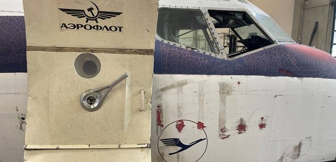 Die Hamburger Boeing 707: Für Aeroflot flog sie nie. Der Schriftzug an der Innenseite einer Kabinentür stammt von Filmaufnahmen. Von dem Jet werden unter anderem versteigert ...