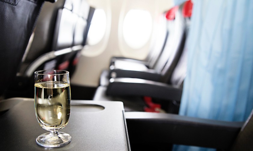 Drink im Flugzeug: Vor Abflug bleibt in den USA dafür weniger Zeit.