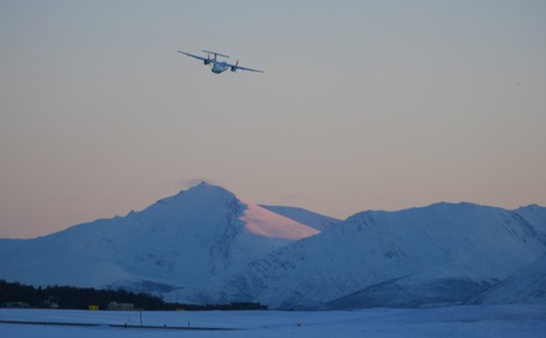 Eine Dash 8 von Widerøe verlässt den Flughafen Tromsø