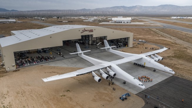 Das Flugzeug von Stratolaunch Systems: Zum ersten Mal an der frischen Luft.