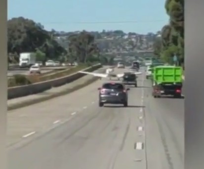 Pilot landet Kleinflugzeug auf befahrener Autobahn