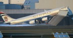 Der Airbus A340-600 nach dem Zusammenprall: Der Vierstrahler krachte mit 55 km/h gegen die Mauer.