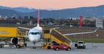 Der Airbus A220 von Swiss in Graz: Das Triebwerk wird demontiert.