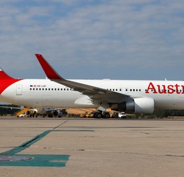 OE-LAY: Die Boeing 767 von Austrian Airlines übernimmt den Abschiedsflug.