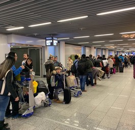 Warteschlangen am Flughafen Frankfurt: Viele Passagiere verpassten ihre Flüge.