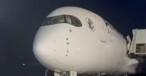Airbus A350 von Air France nach der Landung in Abidjan: Die Passagiere konnten das Flugzeug über Treppen verlassen.