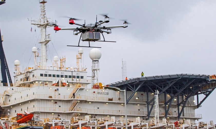 Drohne im Hafen von Rotterdam: Wie muss der Luftraum organisiert werden, damit es zu keinen Unfällen kommt?