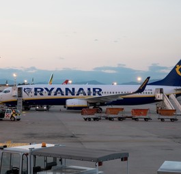 Hier der direkte Vergleich bei einer Boeing 737 von Ryanair: Vorne die schmale, hinten eine breitere Treppe. 