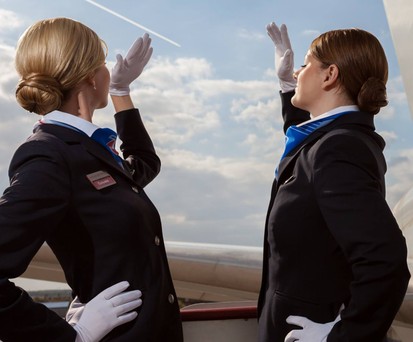 Zwei Flugbegleiterinnen von Rossiya: Die Airline will Kabinenpersonal abbauen.