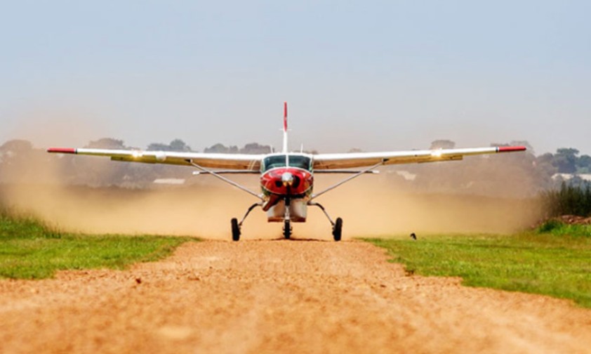 Ein Kleinflugzeug am Flugplatz Kidepo: Die Regierung will vier Flugplätze Ugandas ausbauen.