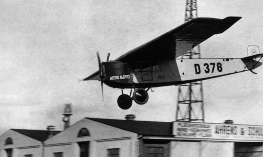 Die deutschen Fluglinien Junkers Luftverkehr und Deutsche Aero Lloyd fusionieren 1926 zur Deutschen Luft Hansa.
