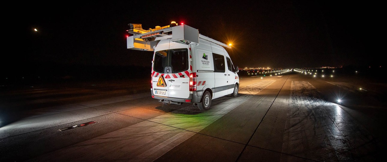 Fahrzeug mit Lasersystemen: Flughafen Basel-Mulhouse überprüft Start- und Landebahn mit neuer Technik.