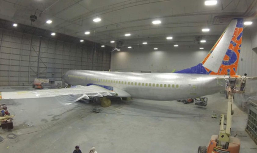 Der Flieger bekommt ein neues Kleid.