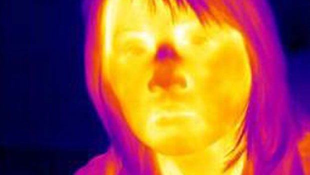 Die Kamera untersucht die Temperatur im Gesichtsbereich.