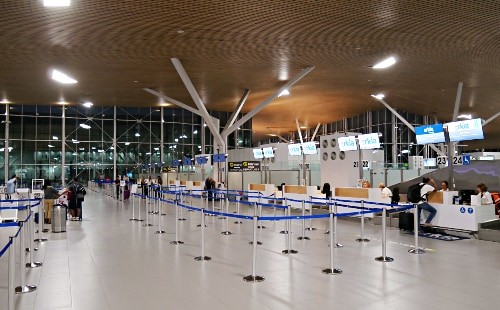 Der Check-In-Bereich mit 32 Schaltern.