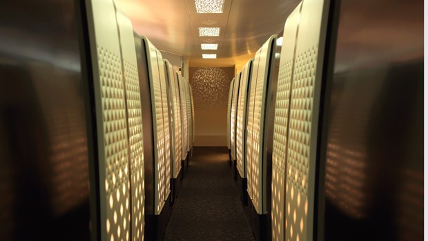 Die First-Class-Suiten im Oberdeck nennen sich First Apartments und sind auf beiden Seiten des Flurs angeordnet.