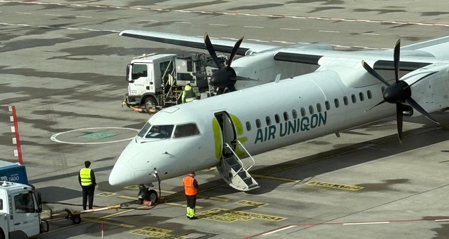 Aash 8 Q-400 am Flugahfen BER: Die Airliner verbindet Friedrichshafen mit Sylt über Berlin.