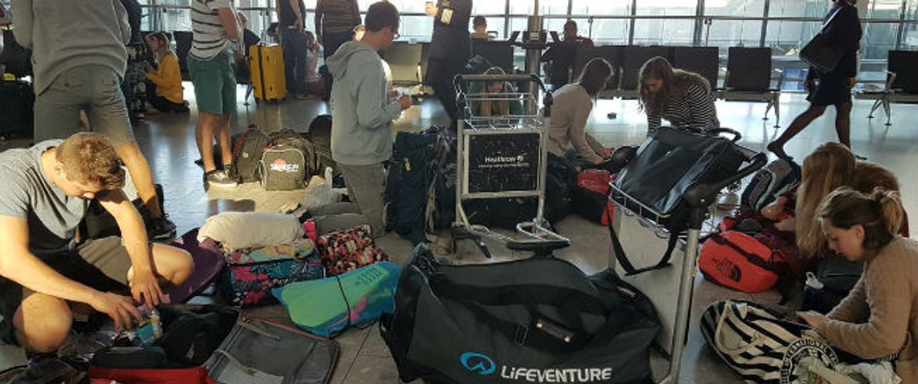 Passagiere in Heathrow: Sie mussten noch einmal umpacken.