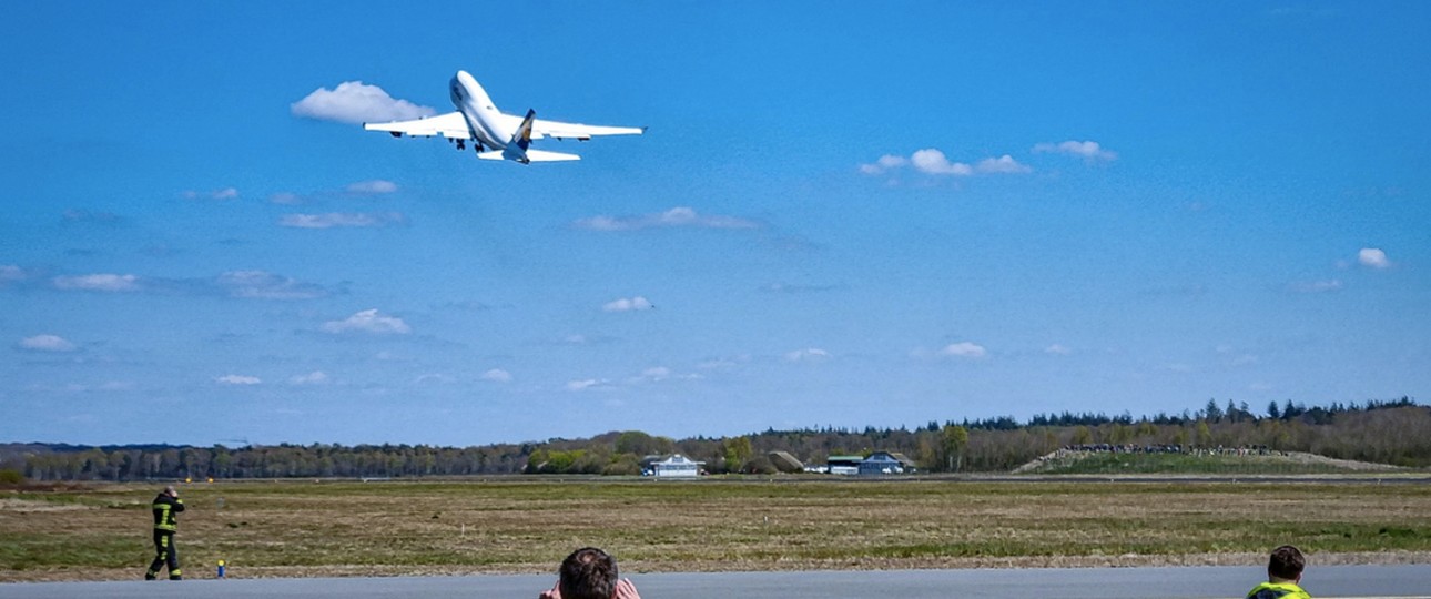 Abflug von D-ABTK in Twente am 26. April: Zwei weitere Boeing 747-400 von Lufthansa bleiben vorerst.