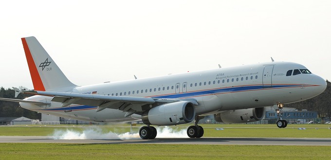 Mit dem zum Forschungsflugzeug Atra umgebauten Airbus A320 testete das DLR das System am Flughafen Zürich.